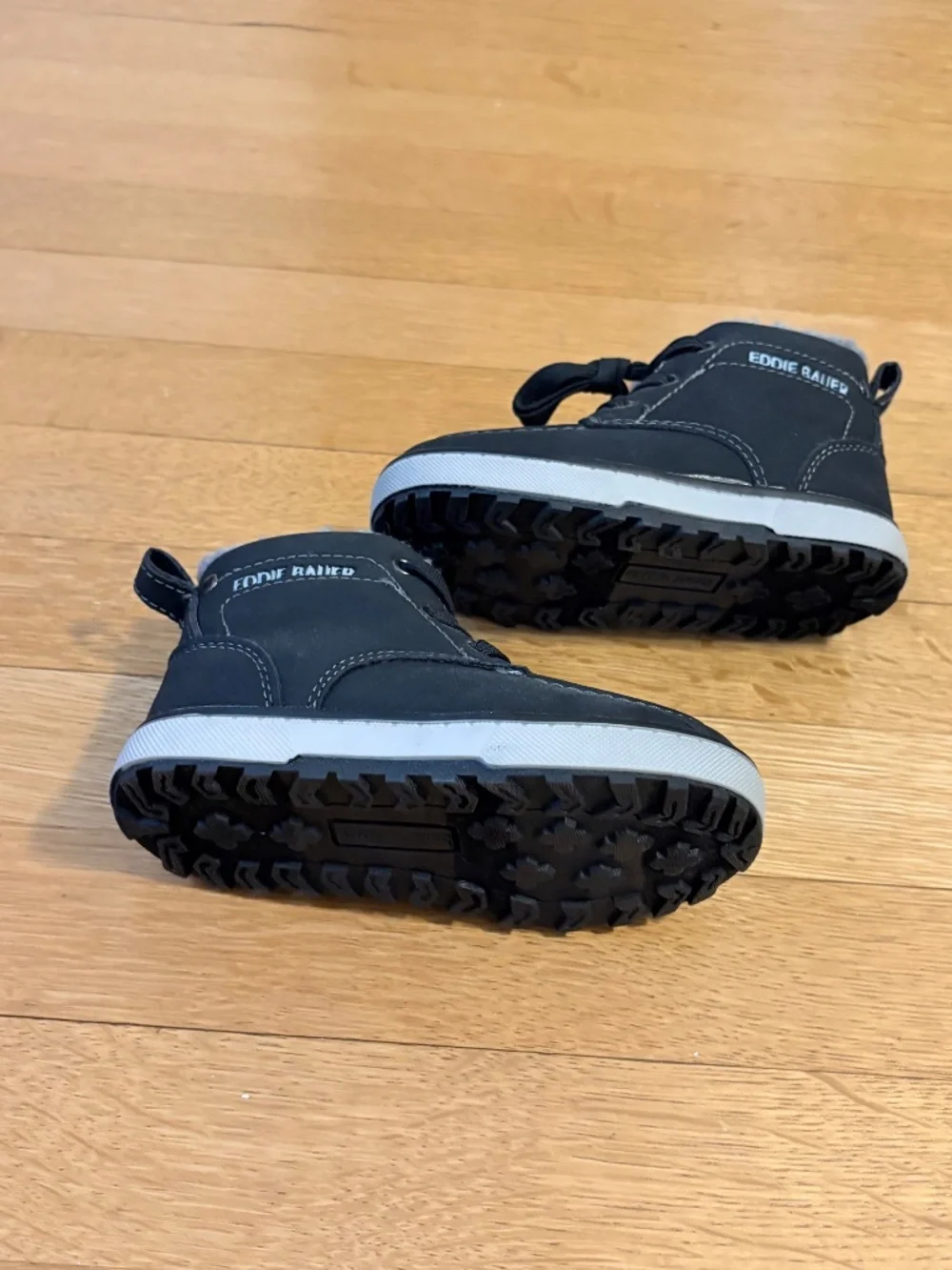 Never worn Eddie Bauer kids snow boots